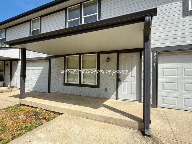 Foto del edificio - 2 Story Freshly Updated Duplex in Raytown