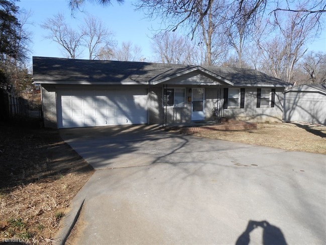 Building Photo - 930 E 13th St