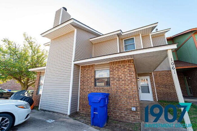 Foto del edificio - 1061 Rambling Oaks Dr