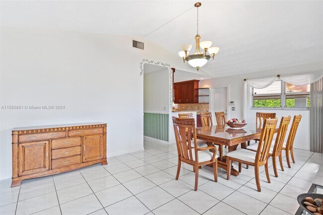 Foto del edificio - 21120 NE 24th Ct