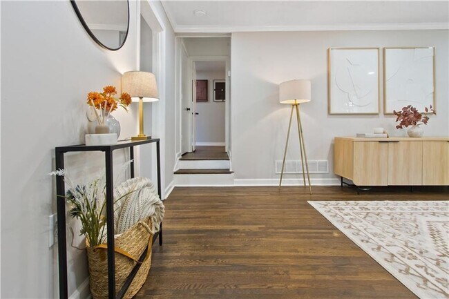 Building Photo - Charming 4-Bedroom Home with Modern Finish...