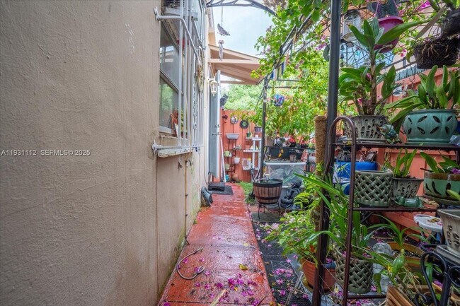 Foto del edificio - 317 W 36th St