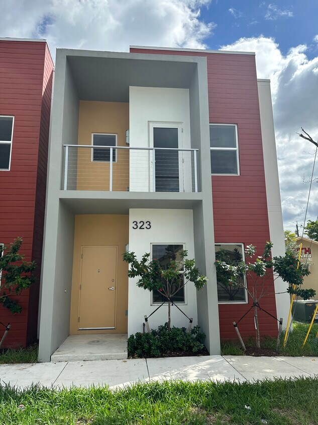 323 Foster Rd, Hallandale Beach, FL 33009 Townhome Rentals in Hallandale Beach FL