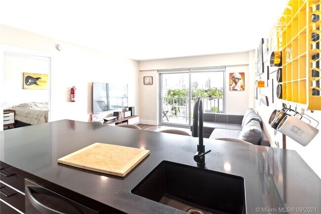 Building Photo - 1025  Alton Rd  704 Miami Beach Fl 33139