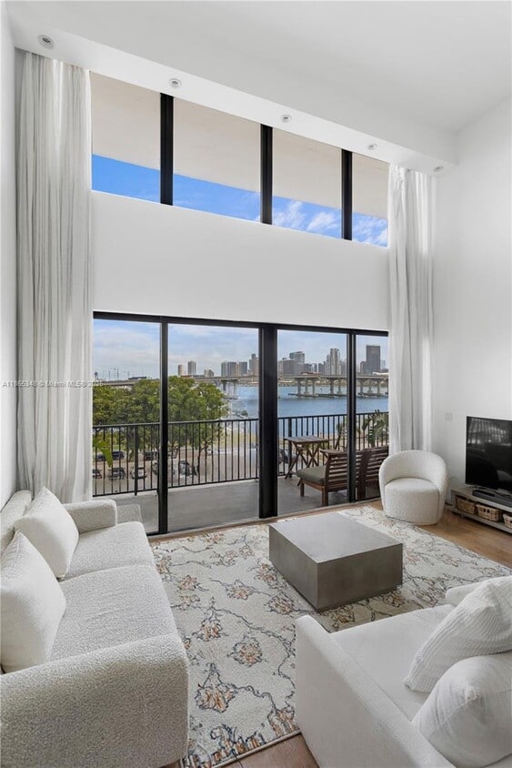 Foto principal - 801 N Venetian Dr