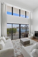 Building Photo - 801 N Venetian Dr