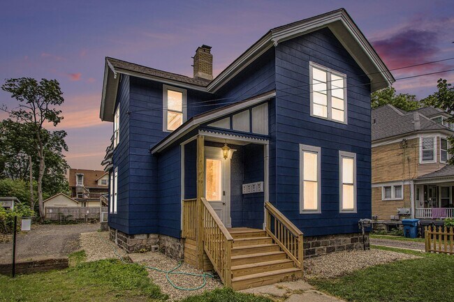 Foto del edificio - $1295 Tastefully furnished 1BR Apartment | All Utilities Paid + Deposit-Free Option!