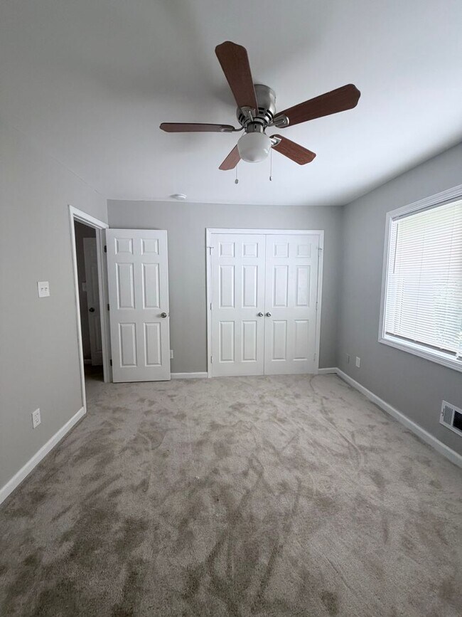 Building Photo - Newly Renovated 2-Bedroom Townhouse in a Prime Location!