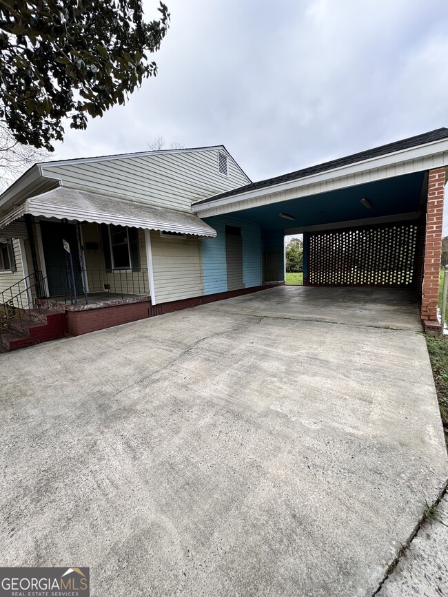 Building Photo - 201 Meadowdale Dr