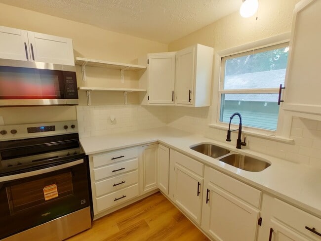 Foto del edificio - 1BR Duplex - All Appliances Included - $695.00