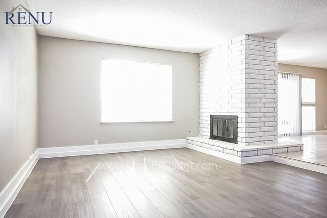 Building Photo - AVAILABLE NOW!!