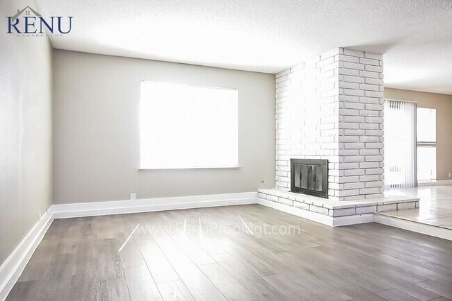 Foto del edificio - AVAILABLE NOW!!