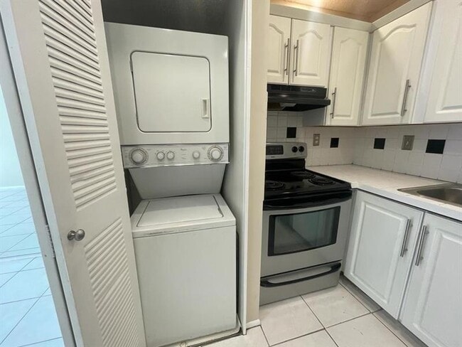 Building Photo - 2621 Riverside Dr