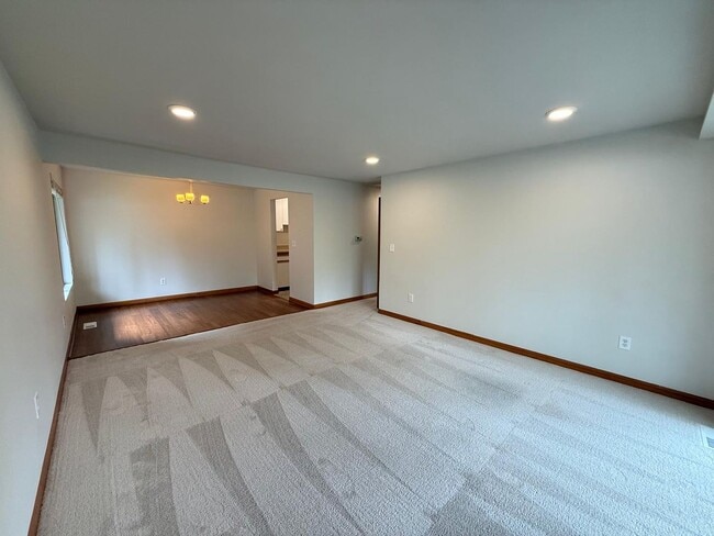 Foto del edificio - Updated 2BR Condo Near Juanita Village & Beach – Pool, Gym, Parking Included