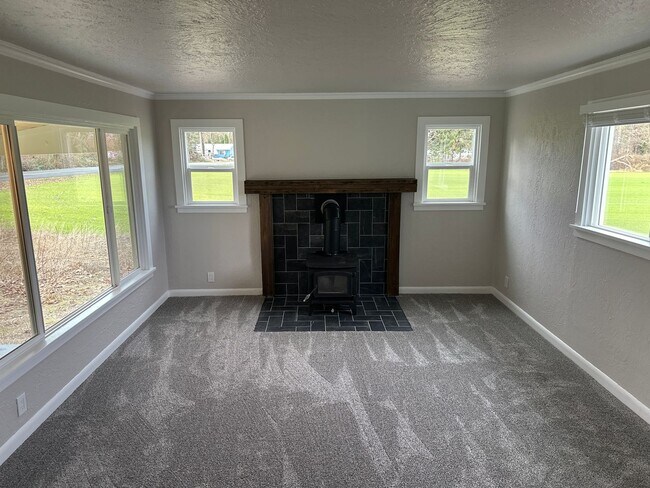 Building Photo - Just renovated 3 bedroom home in Sedro Woo...