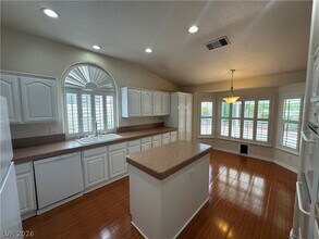 Building Photo - 2109 N Cedar Hills St