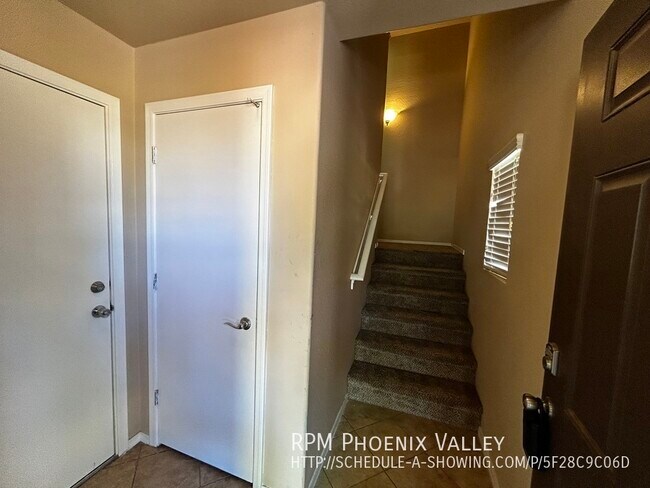 Building Photo - End Unit 2/2.5 Town Home *2 Car Garage* Cu...