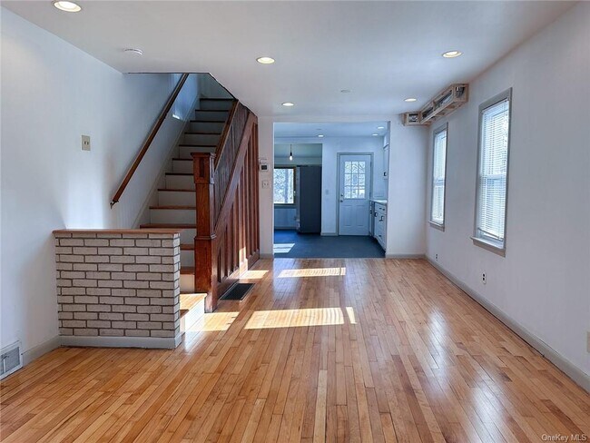 Foto del edificio - 49 Roosevelt Ave