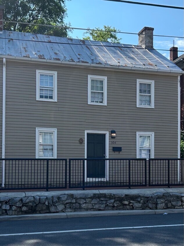 Foto principal - 304 S Kent St