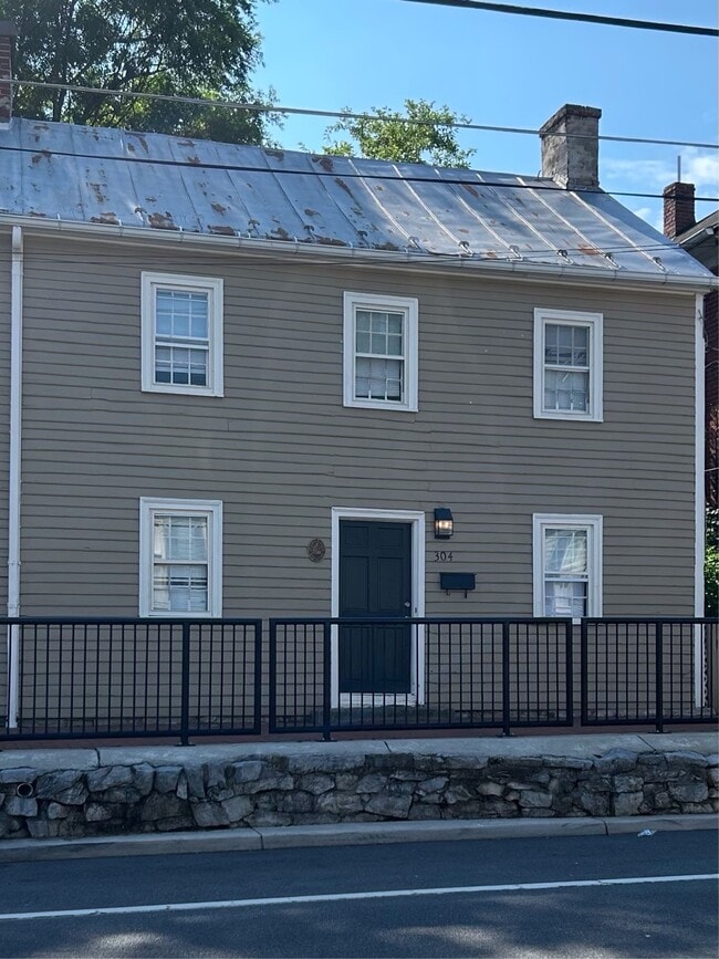 Building Photo - 304 S Kent St