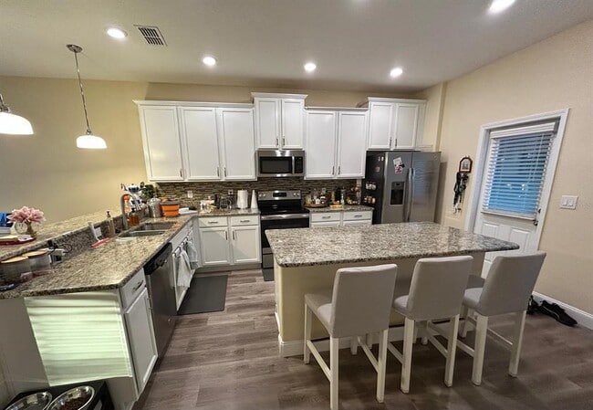 Foto del edificio - 5637 Water Rose Rd