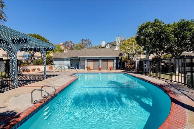 ¡Piscina comunitaria - 15111 Freeman Ave