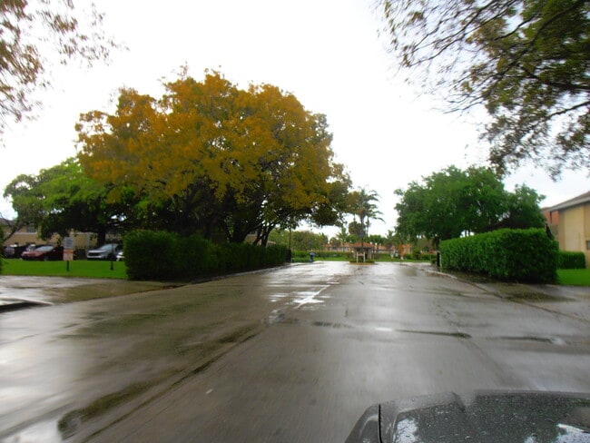 Foto del edificio - 877 Twin Lakes Dr