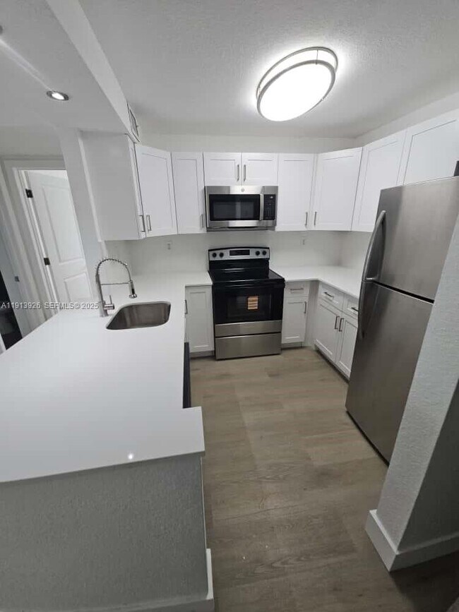 Foto del edificio - 8101 Crespi Blvd