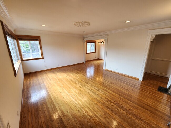 Foto del edificio - 3431 Tilden Ave