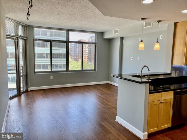 Building Photo - 3600 S Glebe Rd