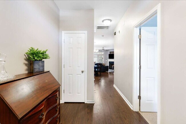 Foto del edificio - Charming 3-Bed/3.5 Bath Townhouse with 211...