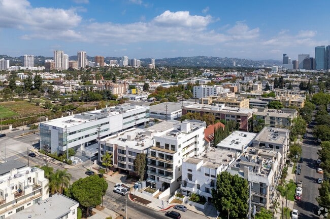 Building Photo - 1822 Overland Ave