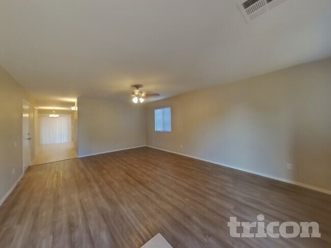 Foto del edificio - 5871 E Everhart Ln