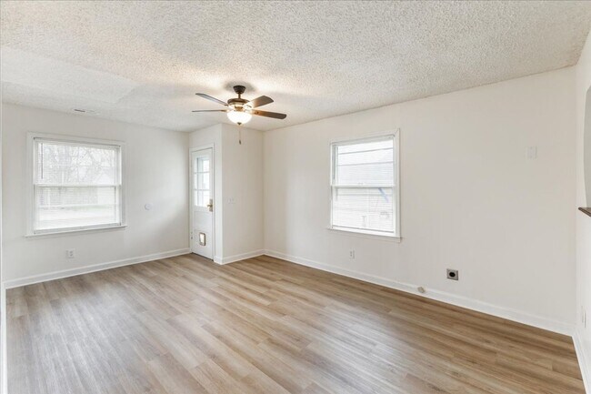 Building Photo - Renovated East Ridge 2 Bedroom with Large ...