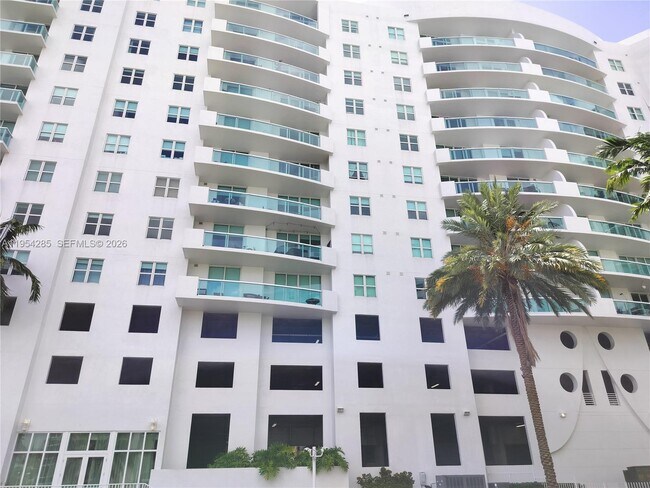 Foto del edificio - 7910 Harbor Island Dr