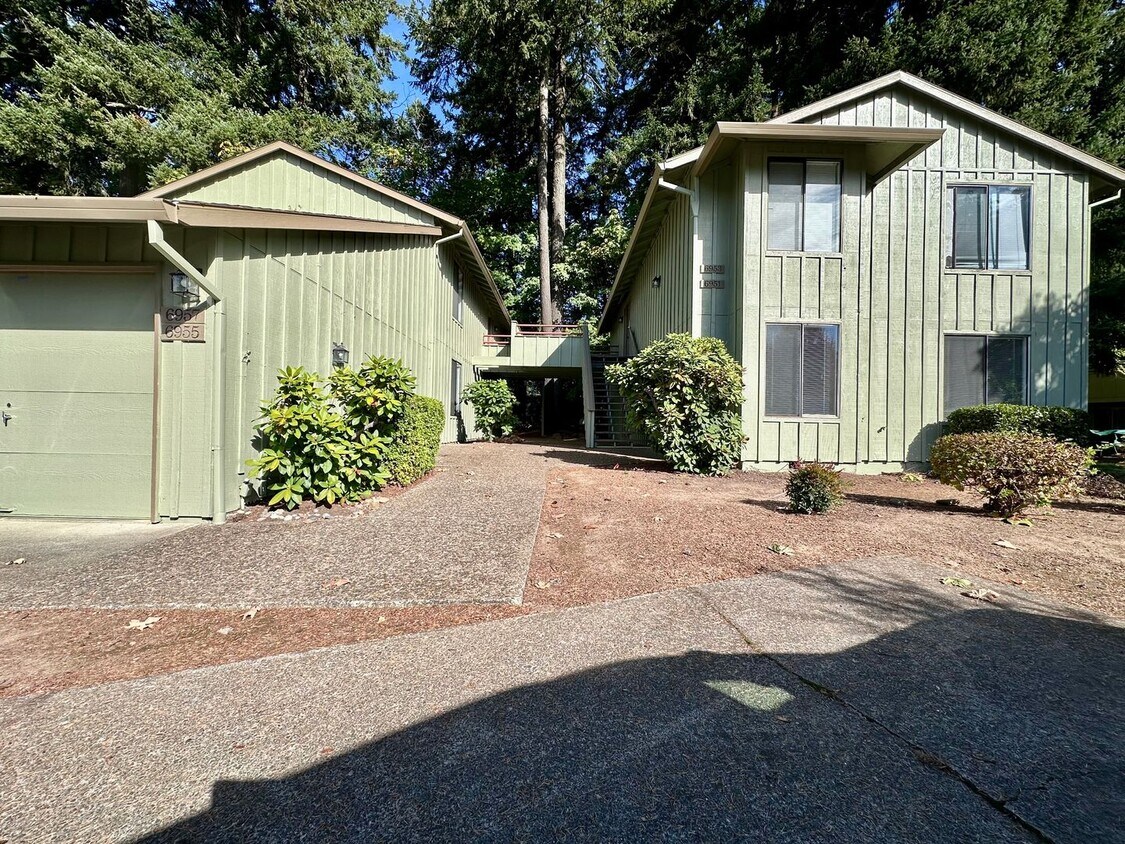 2 Bed 1 Bath Apartment in Lake Oswego! MOVE IN SPECIAL - 2 Bed 1 Bath Apartment in Lake Oswego!