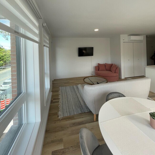 Building Photo - 9509 Av De Lorimier