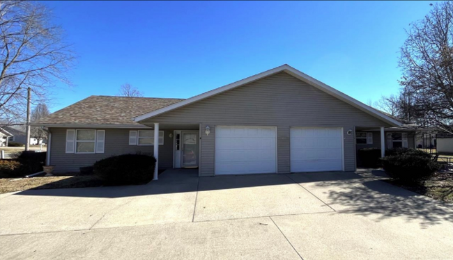 Building Photo - 1407 Roberta Dr
