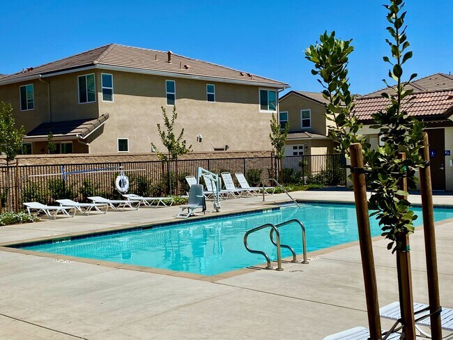 Foto del edificio - $2,195 Alluvial & Fowler, 3 Bedroom - N. B...