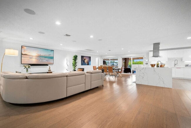 Building Photo - 5841 Bayview Dr