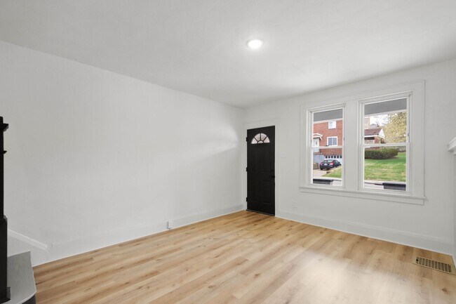 Building Photo - RENOVATED TOP TO BOTTOM! 2-BEDROOM IN THE ...