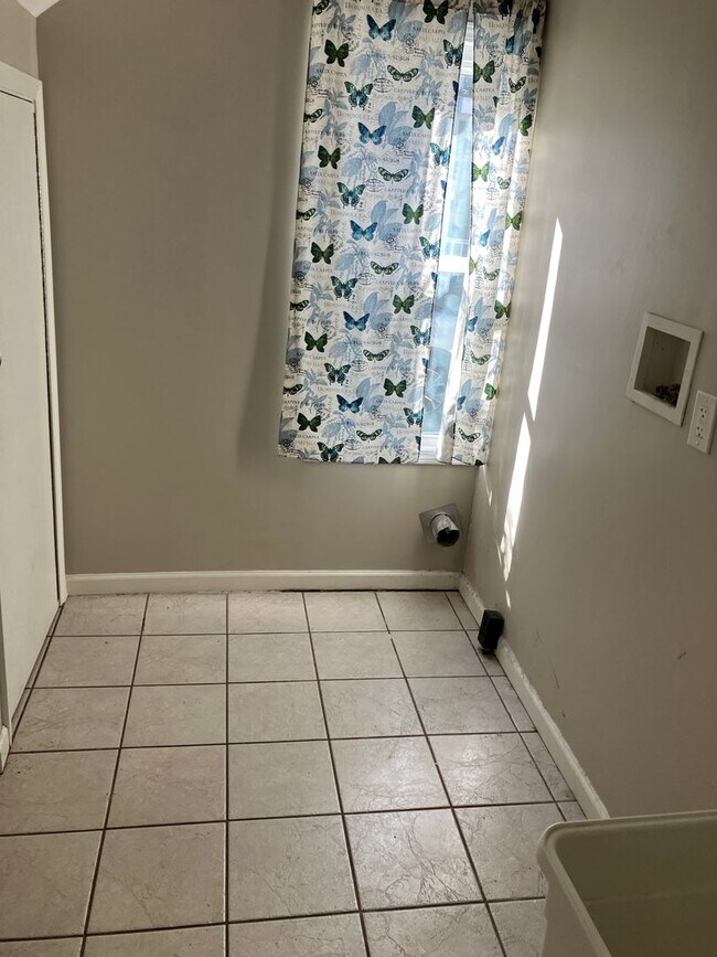 Foto del edificio - Lovely 3 Bed Colonial main floor laundry