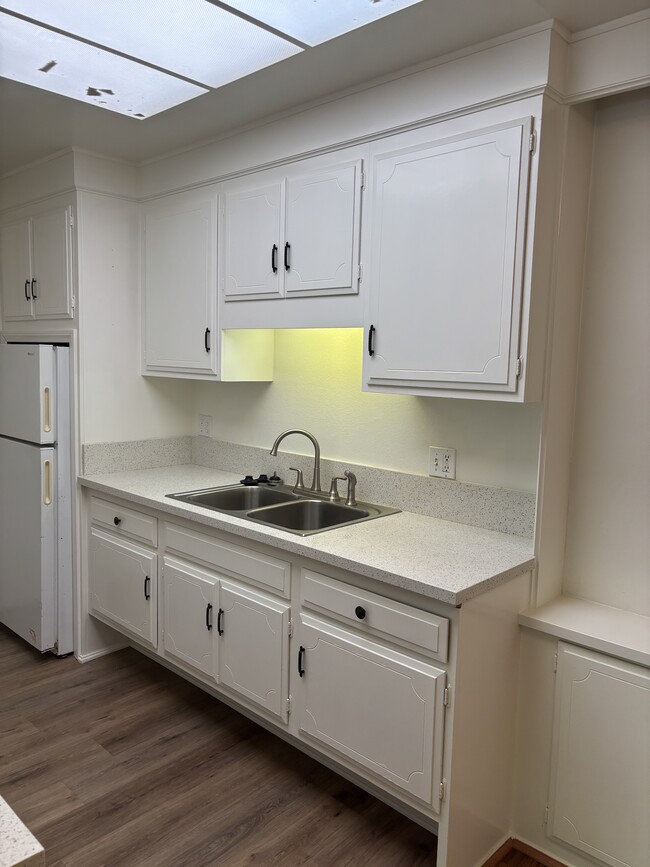 Building Photo - 2280 Via Mariposa W