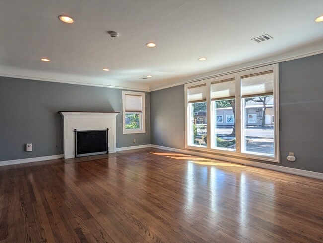 Foto del edificio - Beautiful 2 bedroom/1 bath home with solid surface flooring!