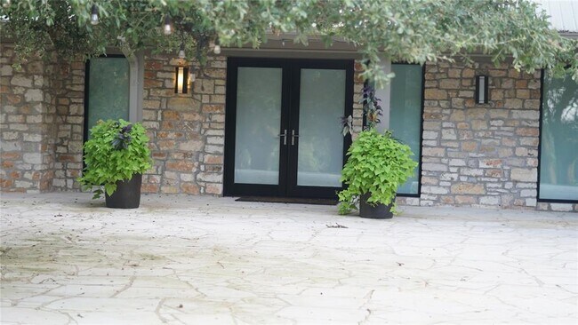 Foto del edificio - 13801 Carpenter Ln