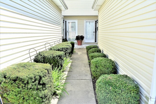 Building Photo - 1640 Hilton Head Dr