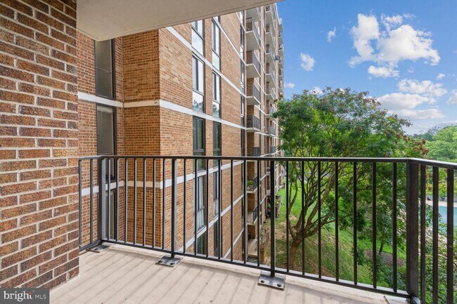 Building Photo - 2311 Pimmit Dr