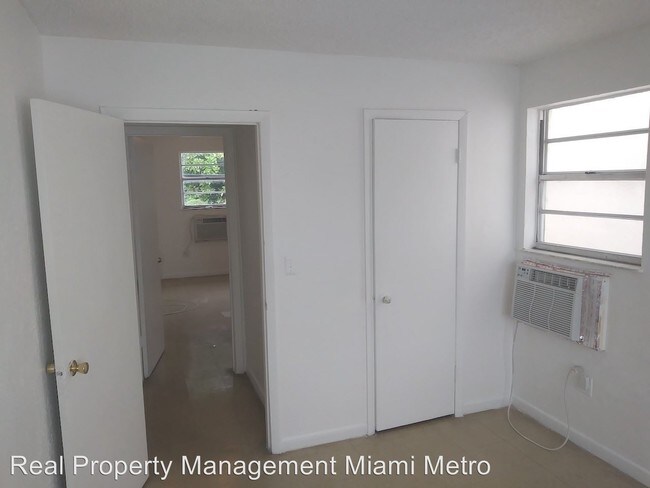 Building Photo - 2 br, 1 bath Apartment - 119 NW 29th St. #108