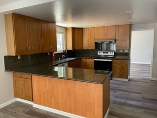 Foto del edificio - -Spacious 4 Bed 2.5 Bath, House, with Hew Hardwood Floors throughout -