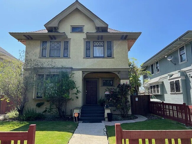 Foto del edificio - 2723 Kenwood Ave